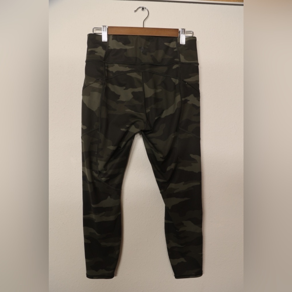Athleta Camo Contender 7/8 Tight Women’s Size M — Black/Green Camo